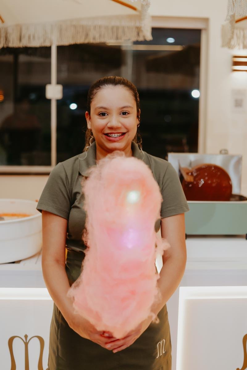Promotora Maree segurando um algodão-doce iluminado