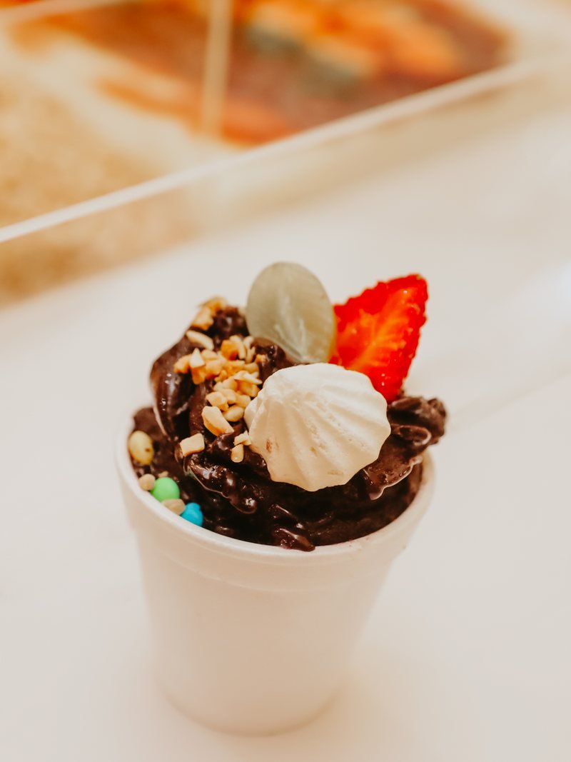 Copo de brigadeiro gourmet com morango, suspiro e castanhas