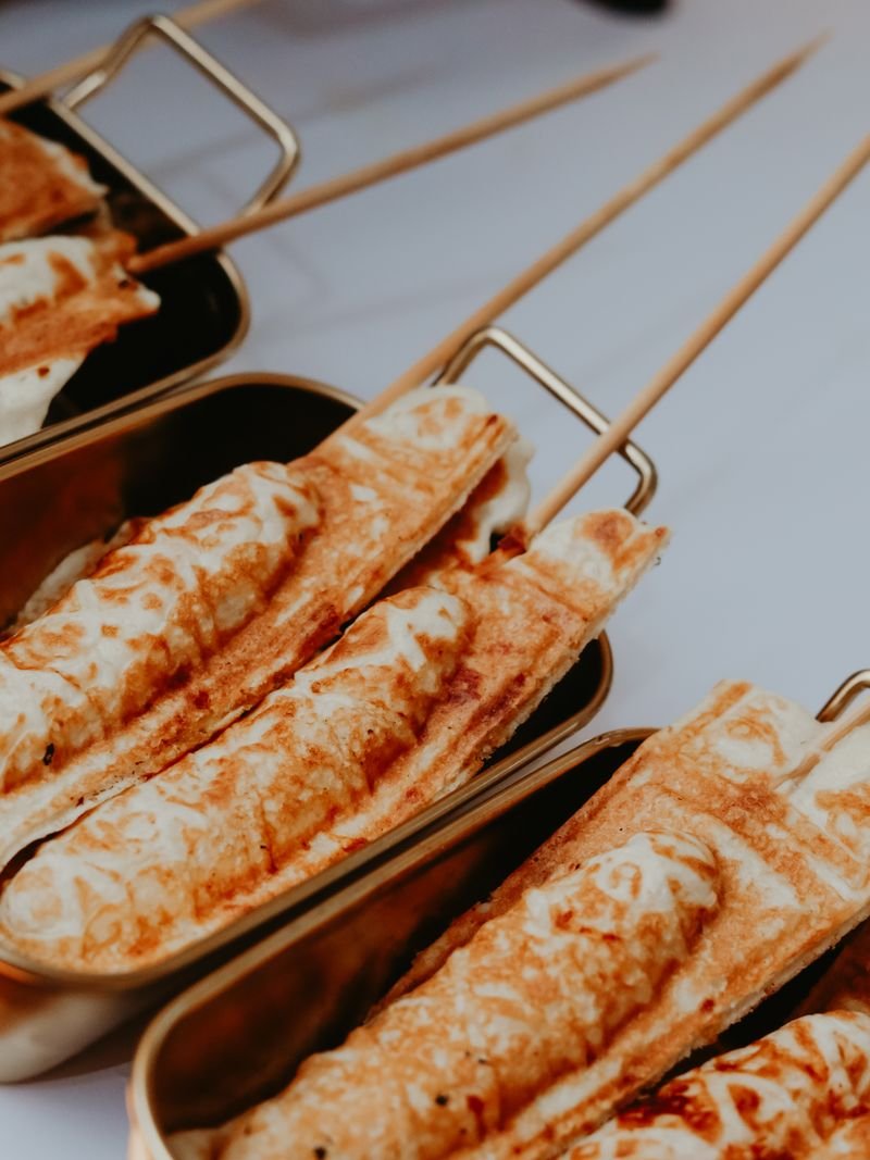 Crepes suíços enrolados, servidos em bandejas de inox
