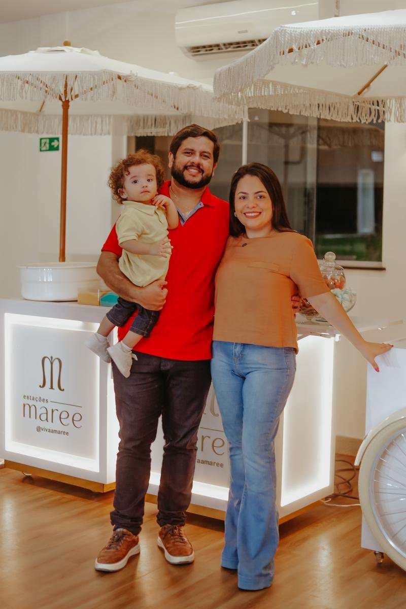Família ao lado de um carrinho Maree iluminado