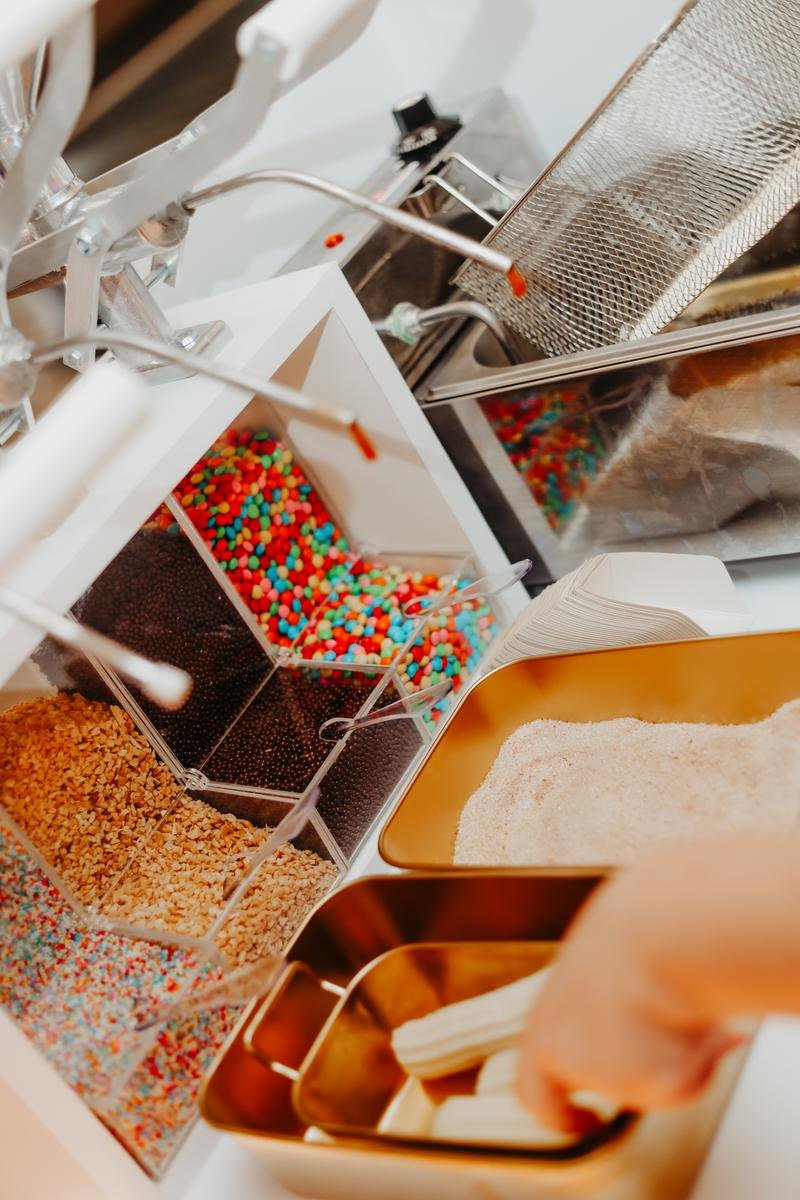 Estação com toppings e caldas organizados